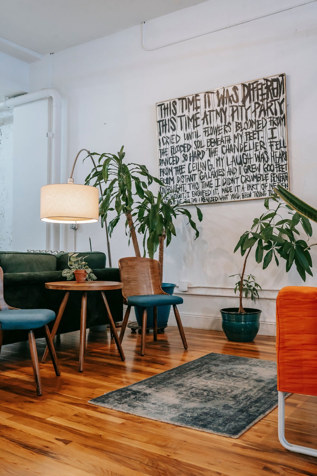 How to Use Deep Green and Terracotta in a Modern Living Room